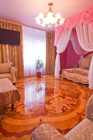 Romantic Room, 1 King Bed | Desk, soundproofing, iron/ironing board, rollaway beds - Family House (Bataisk)