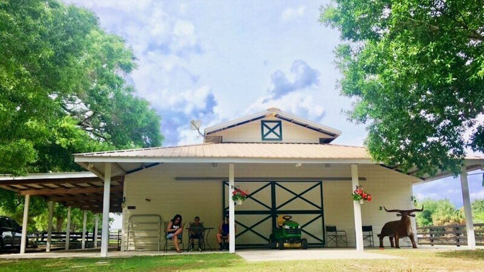 Two Grooms Farm - Goat Farmstay