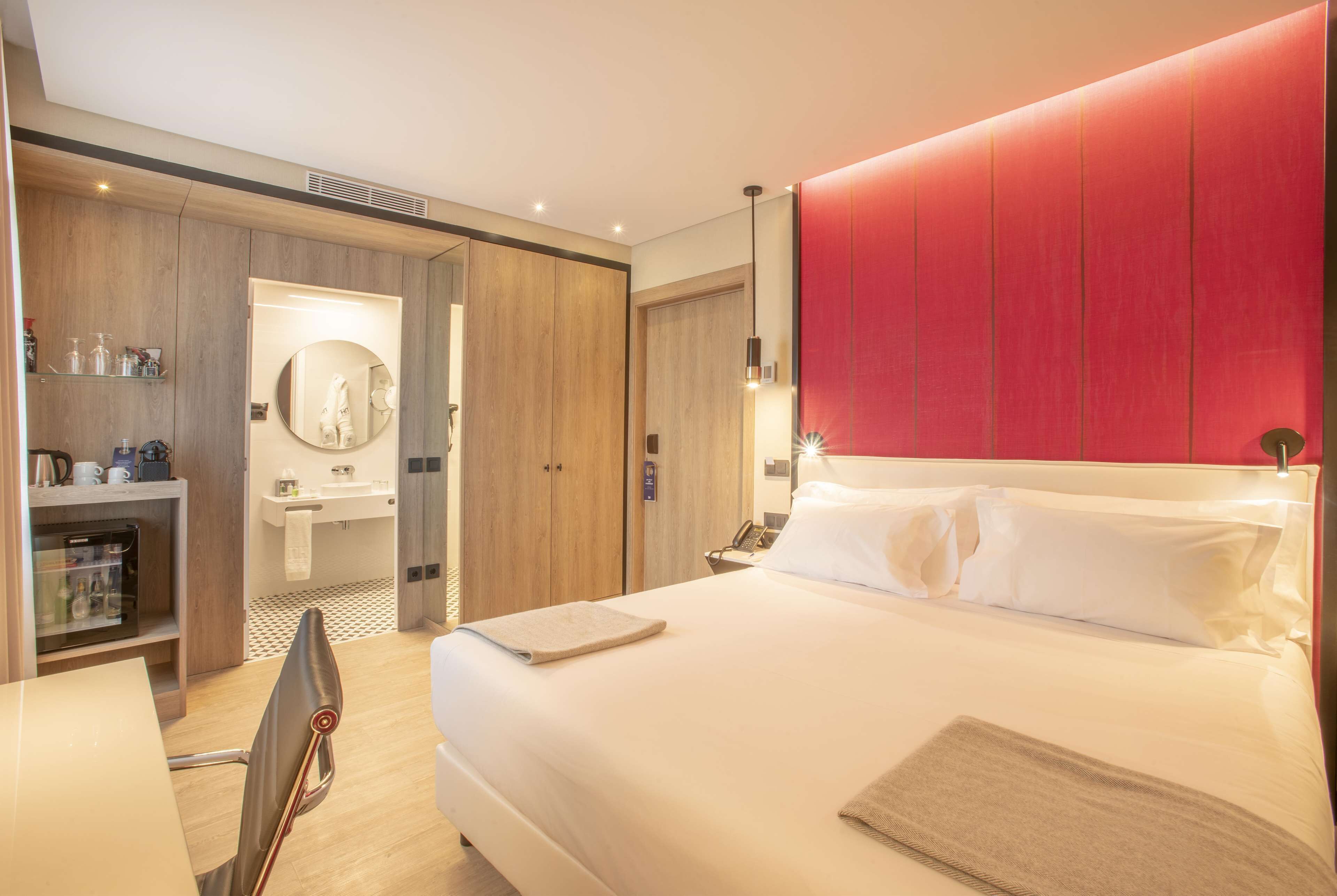 standard room | minibar, in-room safe, desk, soundproofing