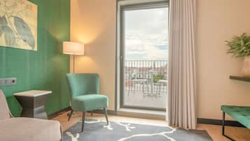 Habitación estándar, terraza | Minibar, caja fuerte, escritorio y sistema de insonorización