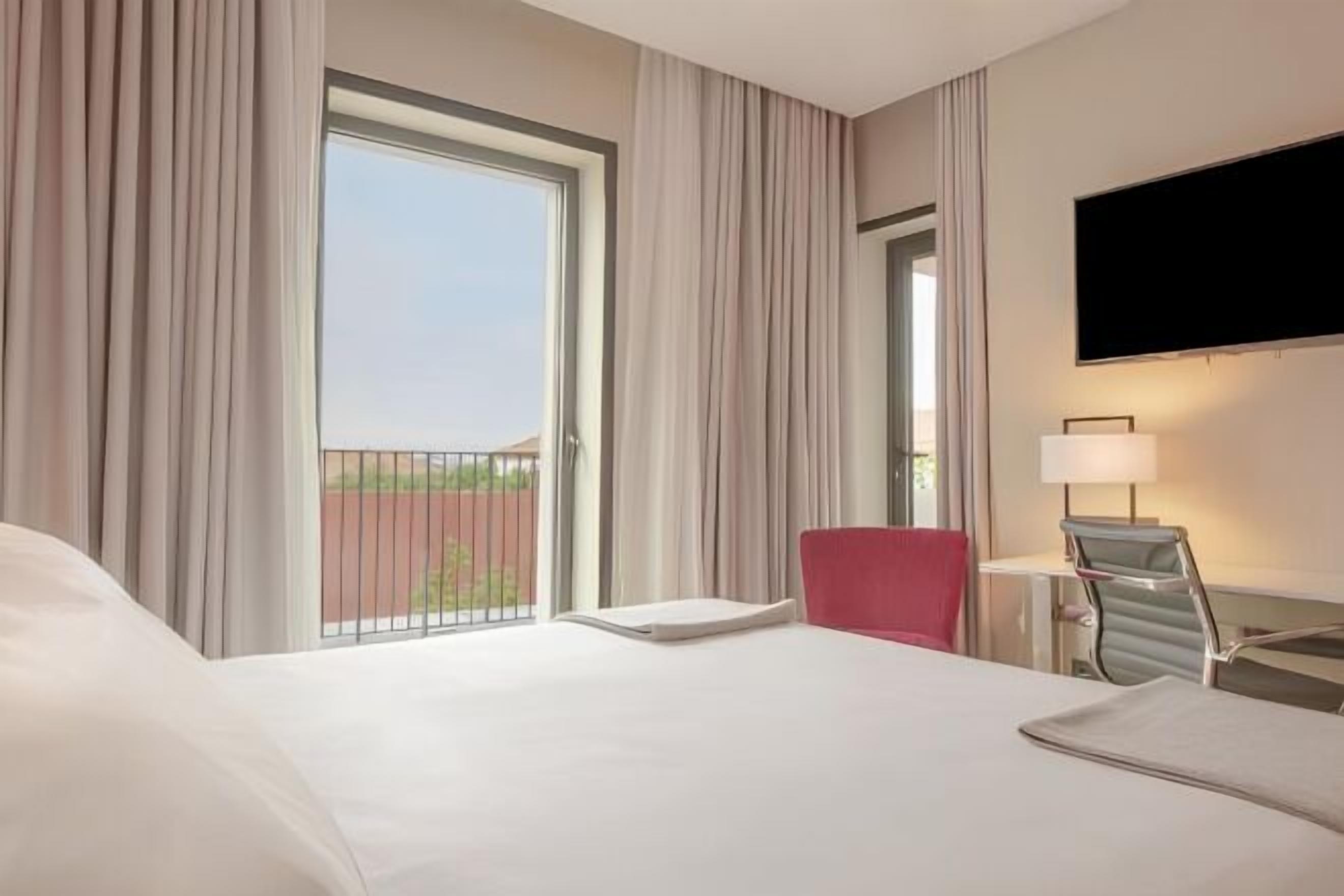 Minibar, safe på rommet, skrivebord og lydisolert