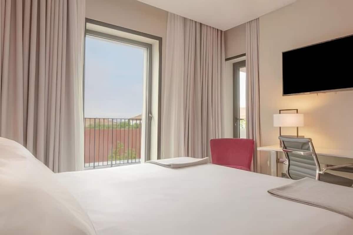 Minibar, safe på rommet, skrivebord og lydisolert