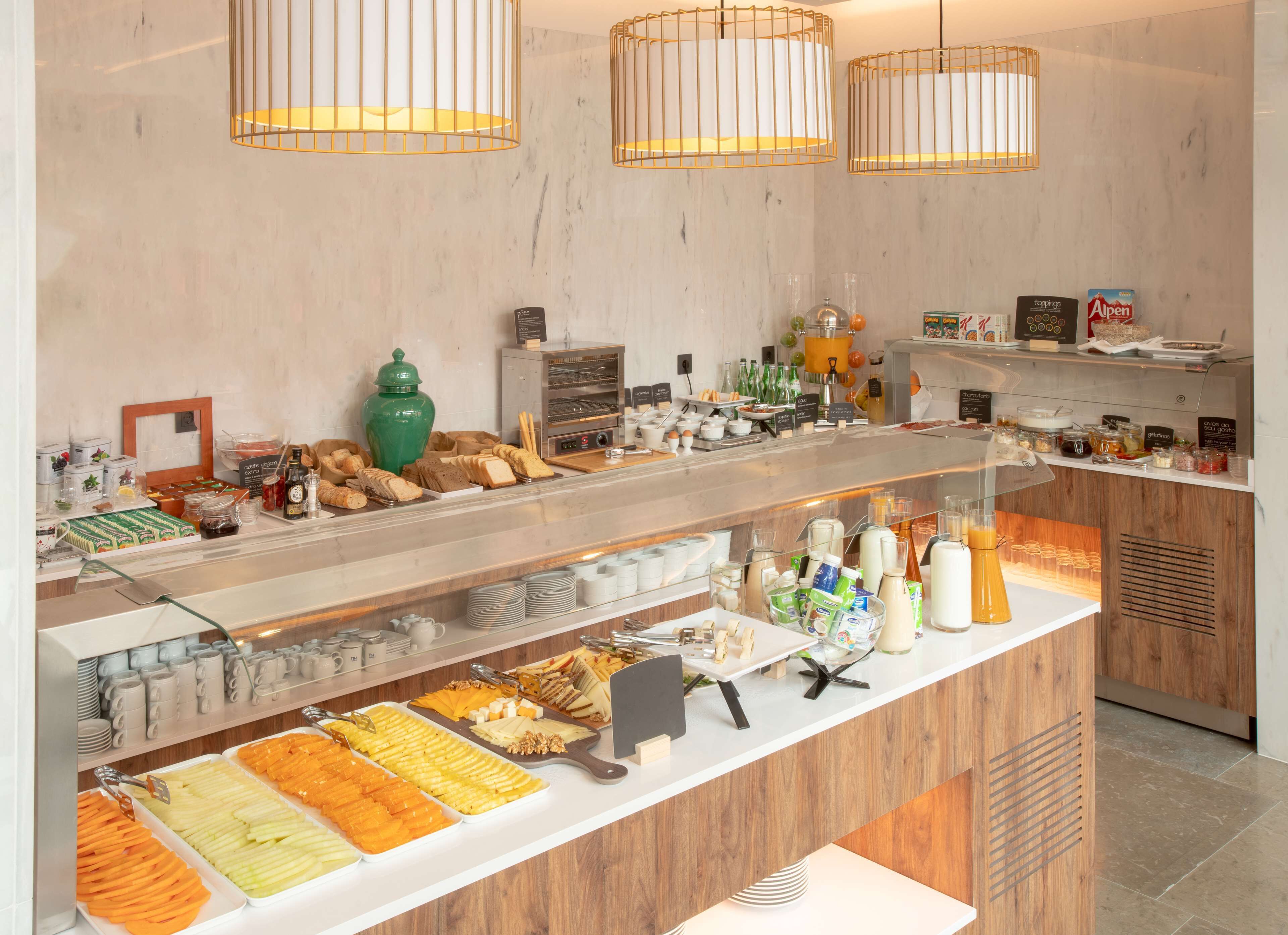 Ein reichhaltiges Frühstücksbuffet mit verschiedenen Speisen, einer Kaffeemaschine und einem Saftspender.