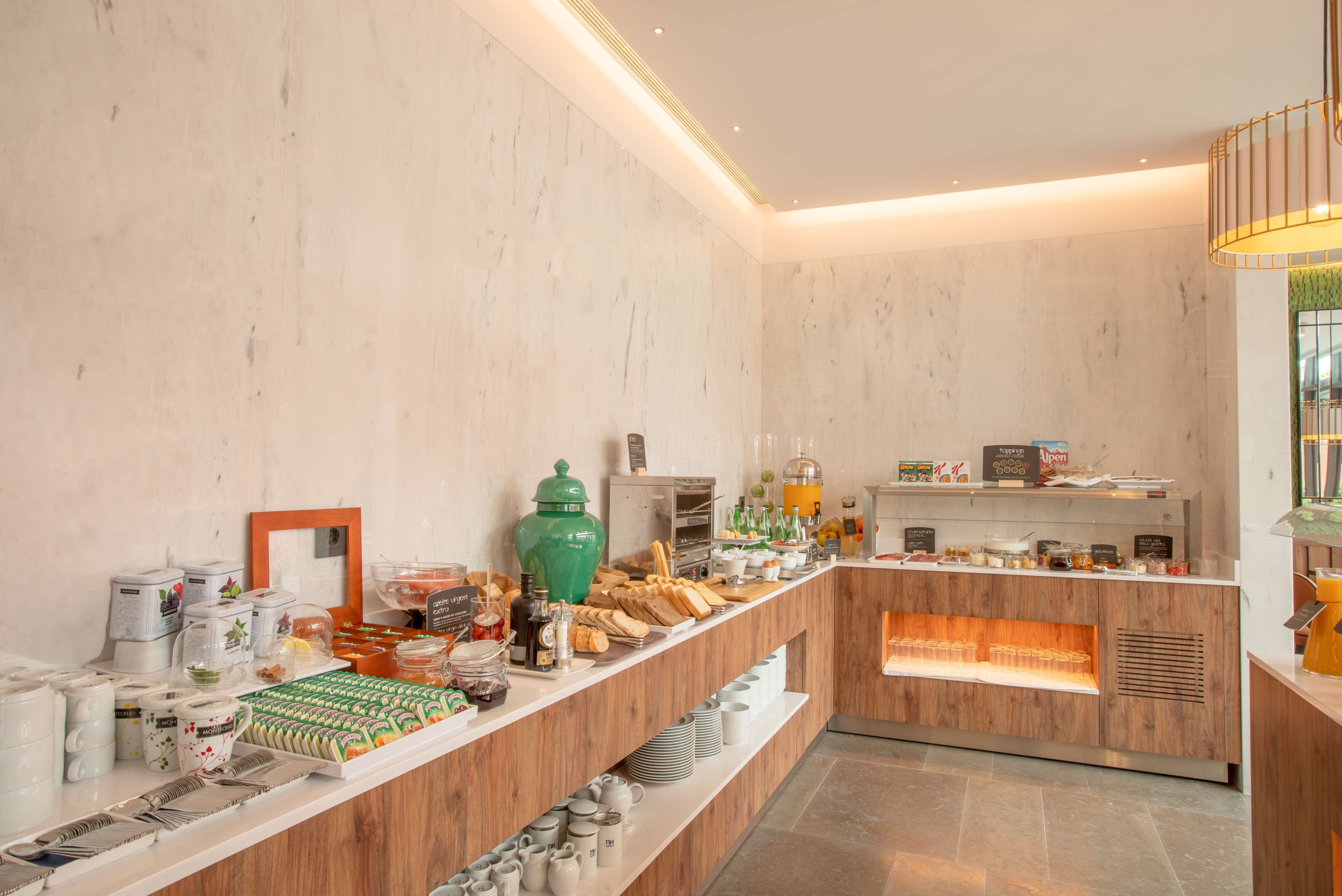 Un buffet proposant une variété de plats et de boissons, un coin café et un bar à jus.