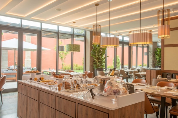 Café da manhã com buffet todos os dias mediante uma taxa