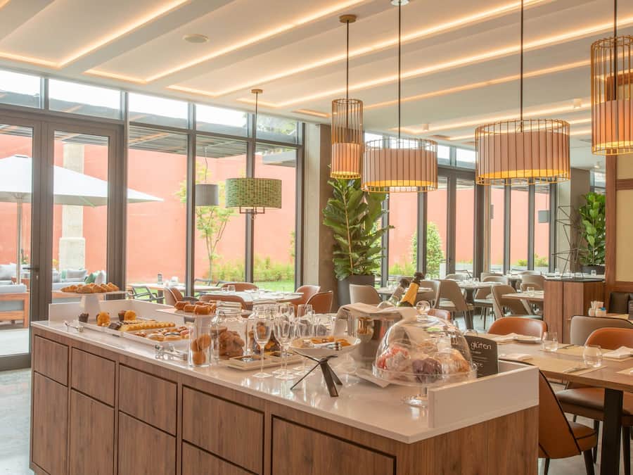 Café da manhã com buffet todos os dias mediante uma taxa