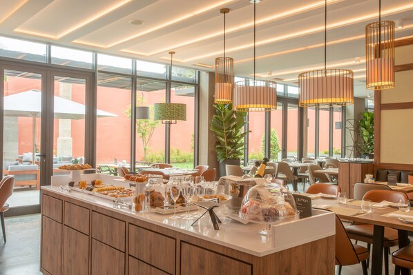 Tägliches Frühstücksbuffet gegen Gebühr