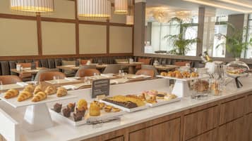 Se ofrece un desayuno bufé todos los días (por un coste adicional)