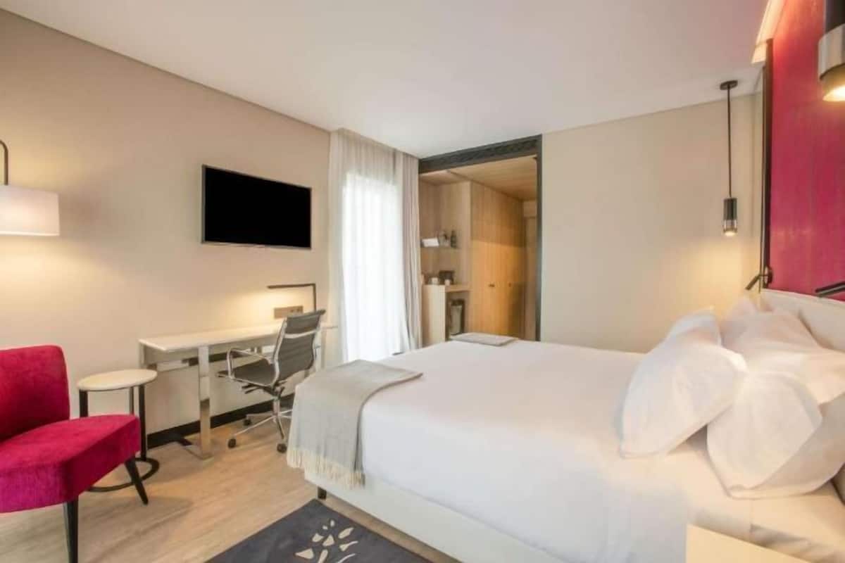 Minibar, caja de seguridad en la habitación y escritorio