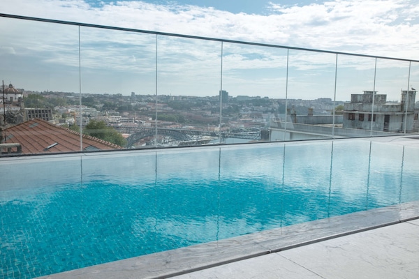 Piscina externa sazonal, espreguiçadeiras