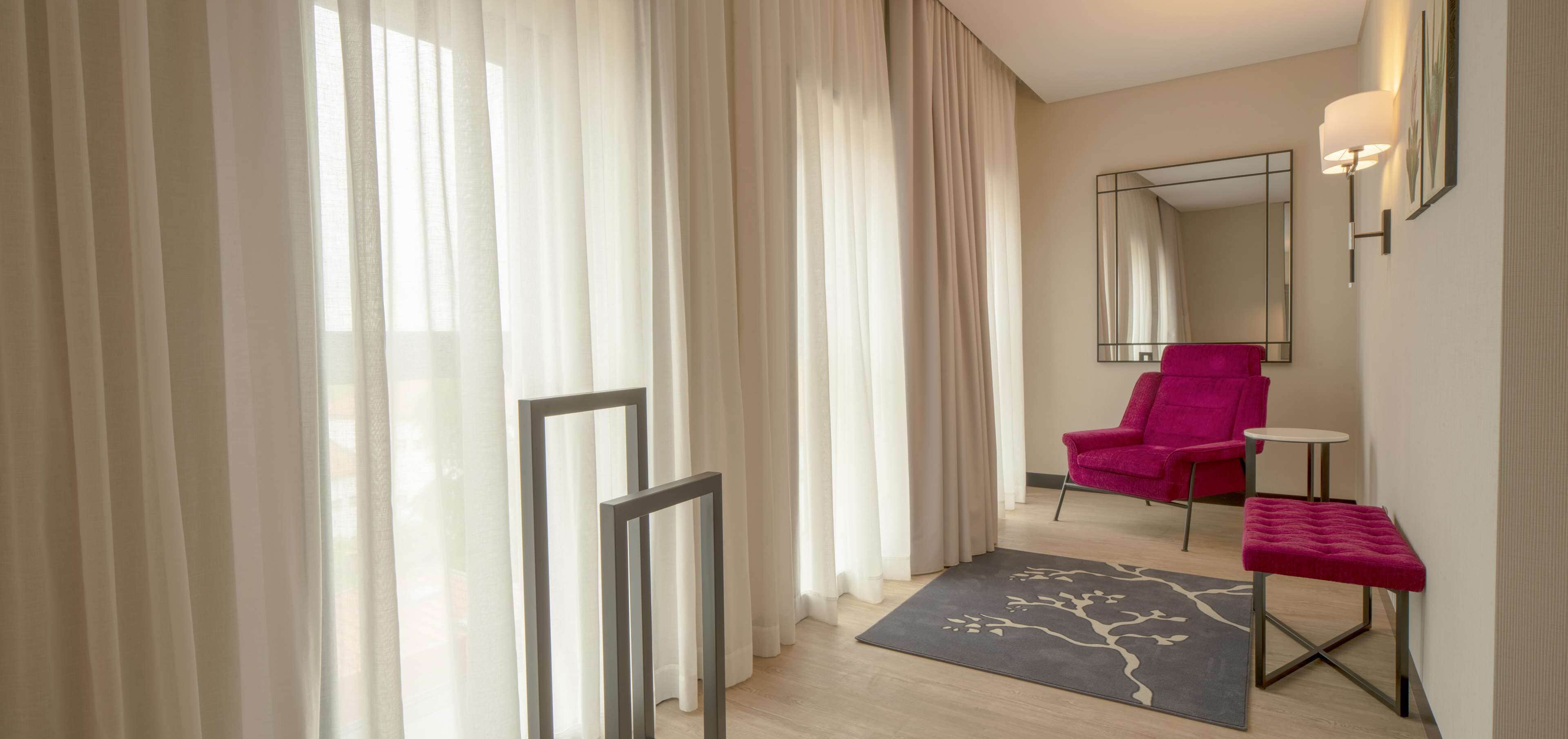 family room (adjoining room, 2ad+2ch) | minibar, in-room safe, desk, soundproofing