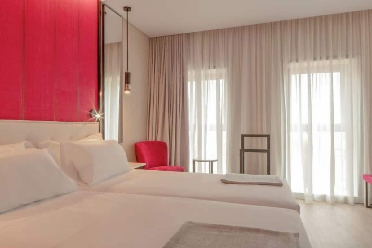 Minibar, caja de seguridad en la habitación y escritorio