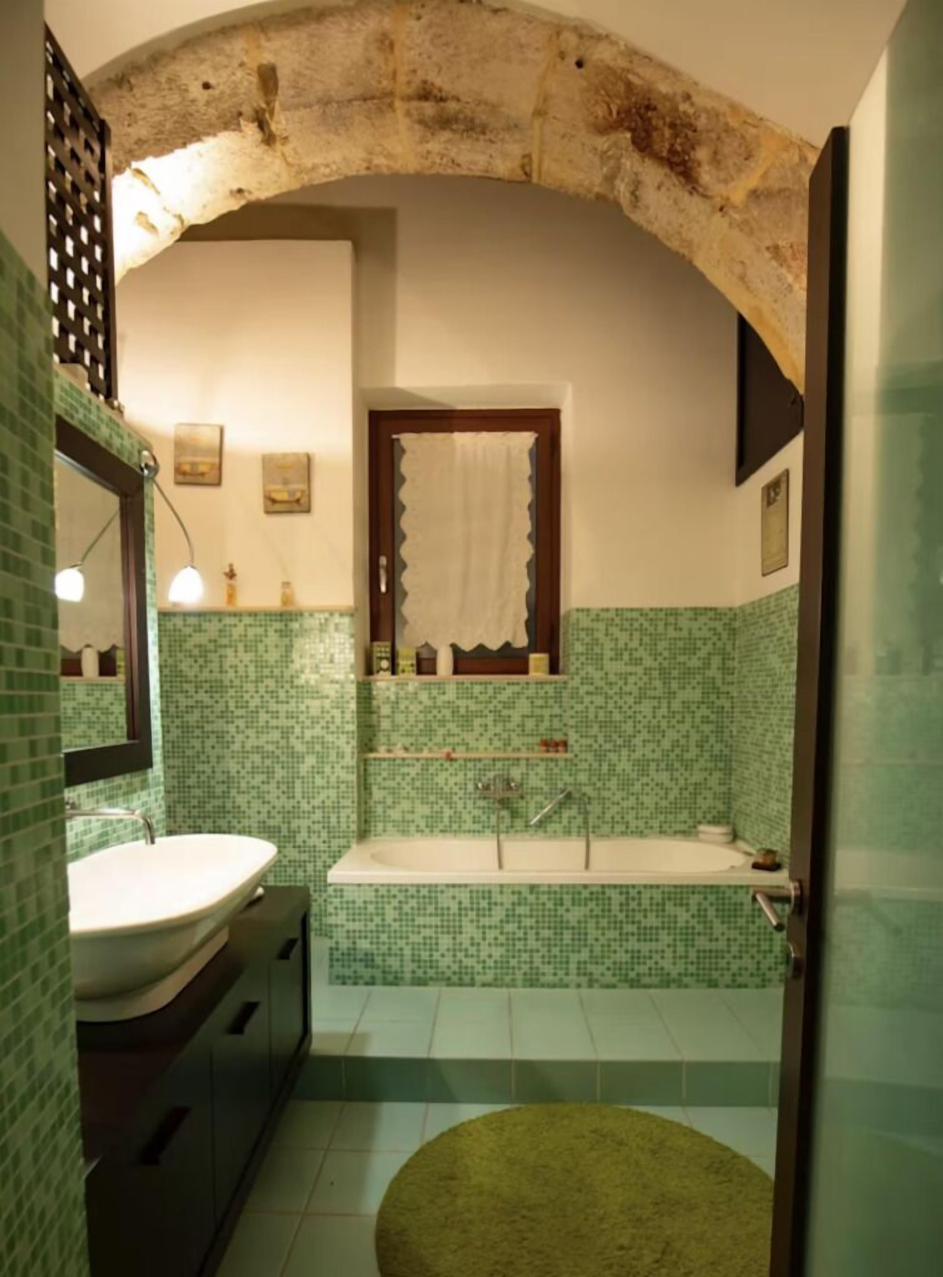 Duschwanne, Haartrockner, Bidet, Handtücher