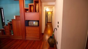 A wooden staircase with a radio and decorative items. - Entire apartment with Cathedral view, 2 bedrooms and 2 bathrooms, fully equipped (Palermo)