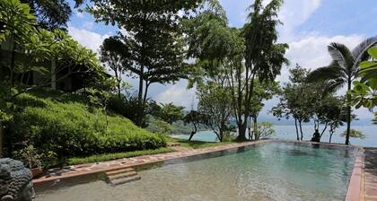 Private Garden Villa with stunning sea view in the bay of Pelabuhan Ratu