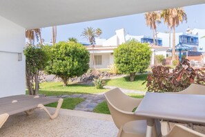 Breakfast and dinner served, local cuisine - Bungalows Side Shore (San Bartolome de Tirajana)