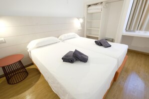 1 bedroom, blackout curtains, free cots/infant beds, WiFi - Bungalows Side Shore (San Bartolome de Tirajana)