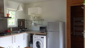 Réfrigérateur, micro-ondes, plaque de cuisson, cafetiÚre/bouilloire