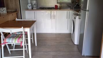 Een koelkast, een microgolfoven, een kookplaat