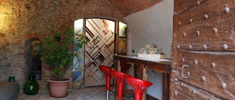 Chambre Confort, non-fumeurs, rez-de-chaussée | Coin séjour | Cheminée, jouets