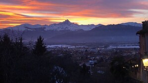 A mountainous landscape with a sunset. - B&B San Bernardo (Saluzzo)