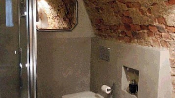 Habitación Confort, no fumadores, planta baja | Baño | Ducha, artículos de higiene personal gratuitos, secador de pelo y bidé