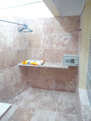Standard Quadruple Room, 2 Double Beds, Non Smoking | Bathroom | Shower, bidet, towels - Hostal Los Mangos (Santa Marta)