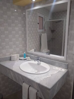 Habitación cuádruple estándar, 2 camas matrimoniales, para no fumadores | Baño | Regadera, bidet, toallas 