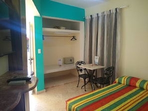 Quarto quádruplo standard, 2 camas de casal, para não fumantes | Roupa de cama