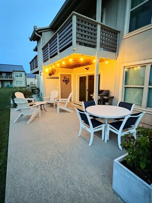 Outdoor dining - Waterfront Bayhouse condo on Canoe Lake. Three Pools. Boat slip. Tennis. (Rockport)