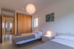 4 室のベッドルーム、セーフティボックス (室内)、アイロン / アイロン台、旅行用ベビーベッド