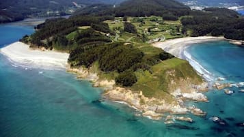 Una spiaggia nelle vicinanze