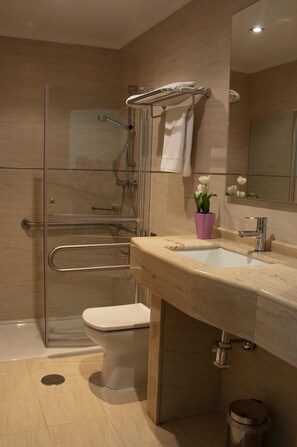 Combined shower/bathtub, hair dryer, bidet, towels - Hostal Restaurante La Cepa (Carino)