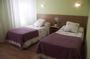 Chambre Économique avec lits jumeaux, salle de bains commune