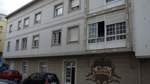 A building with a sign reading "Hostal Restaurante". - Hostal Restaurante La Cepa (Carino)