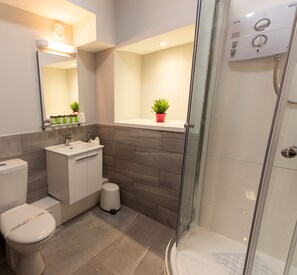 Bathroom - O'Connell Street Apartments (Dublin)