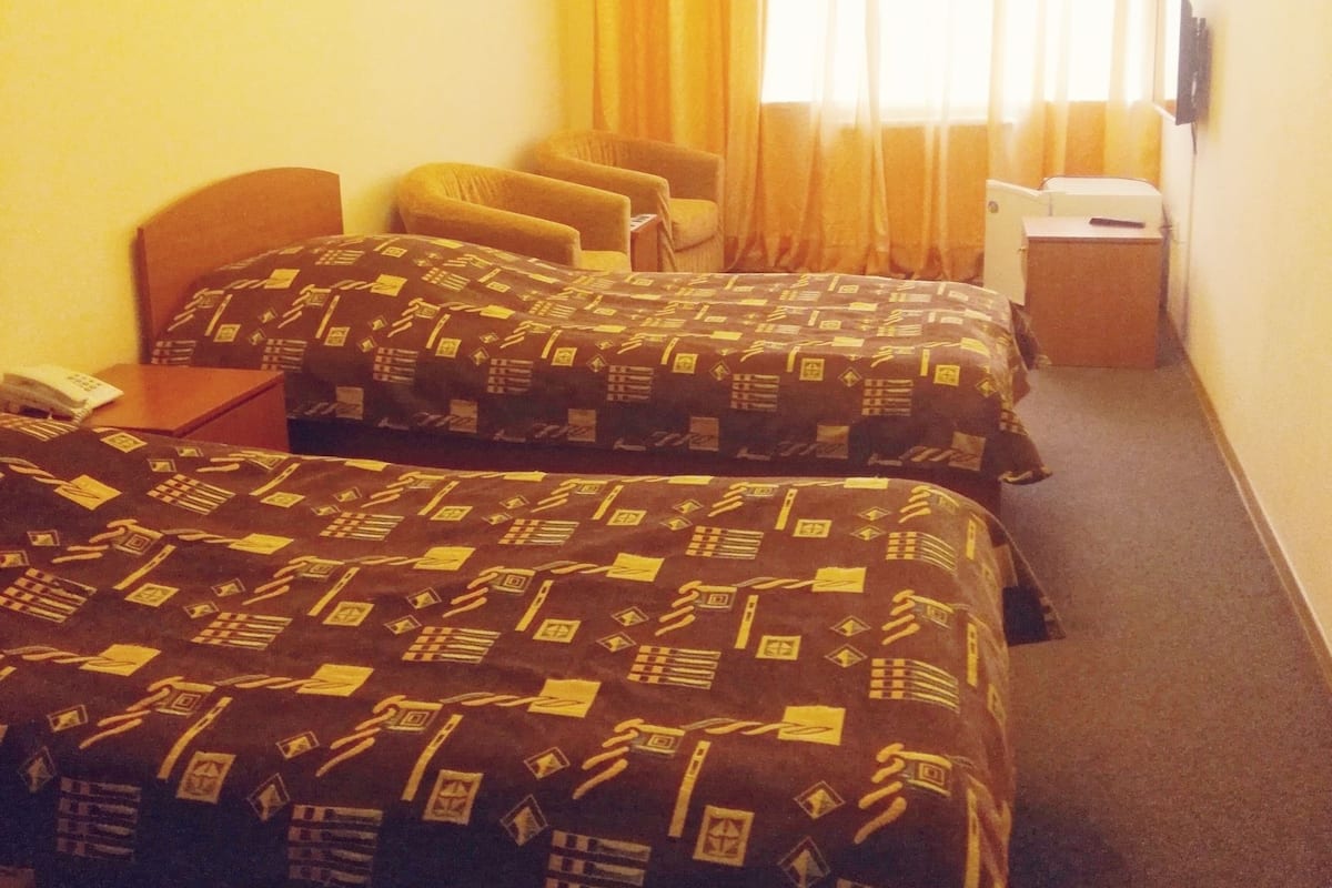 Economy kamer | Een bureau, geluiddichte muren, een strijkplank/strijkijzer, babybedden