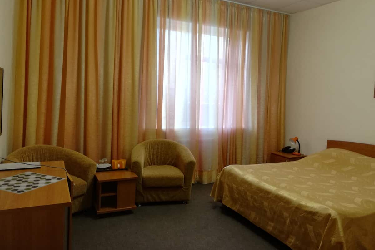 Standaard tweepersoonskamer, 1 slaapkamer | Een bureau, geluiddichte muren, een strijkplank/strijkijzer, babybedden