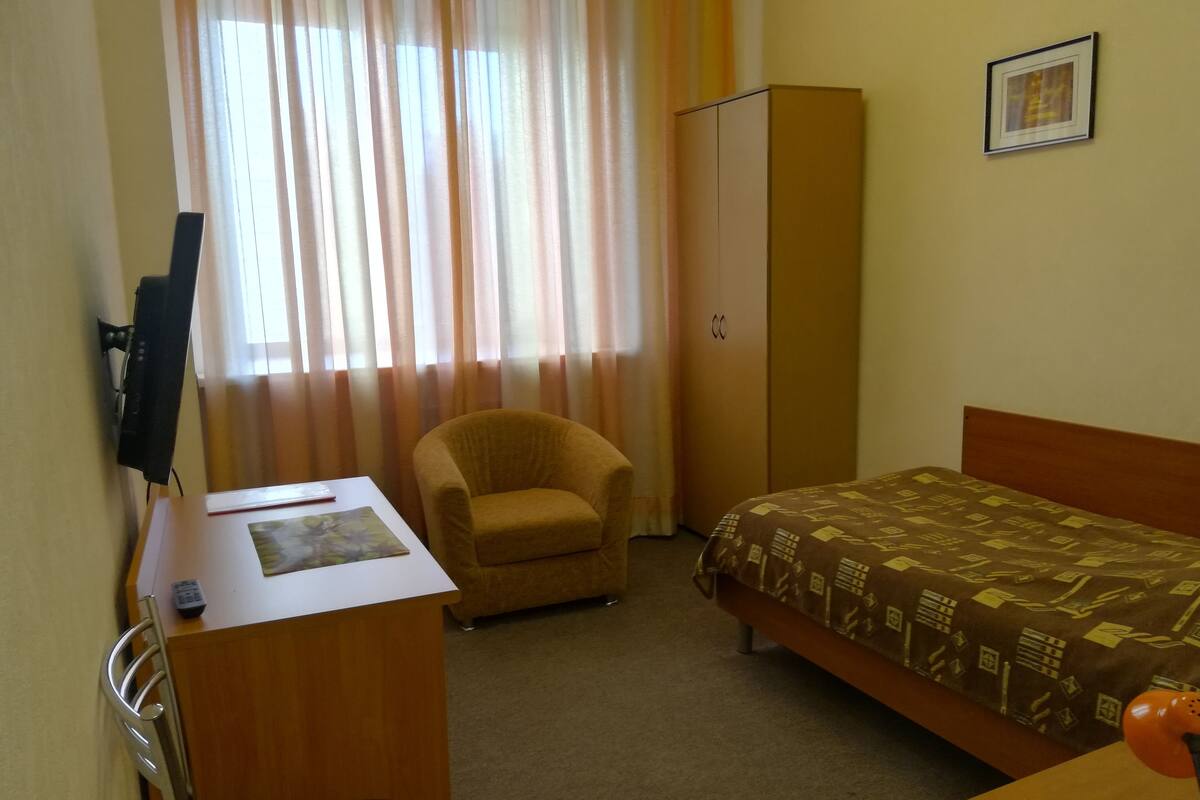 Standaard eenpersoonskamer | Een bureau, geluiddichte muren, een strijkplank/strijkijzer, babybedden