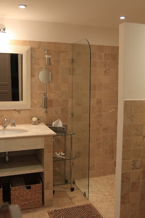Secadora de cabello, toallas, papel de baño 