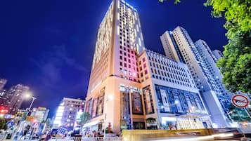 Bagian depan properti - sore/malam