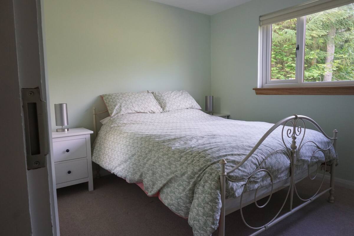 Quarto casal, 1 cama de casal | Espaço de trabalho para notebook, Wi-Fi de cortesia, roupa de cama