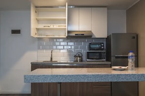 Refrigerador con freezer, microondas, horno, placa de cocina