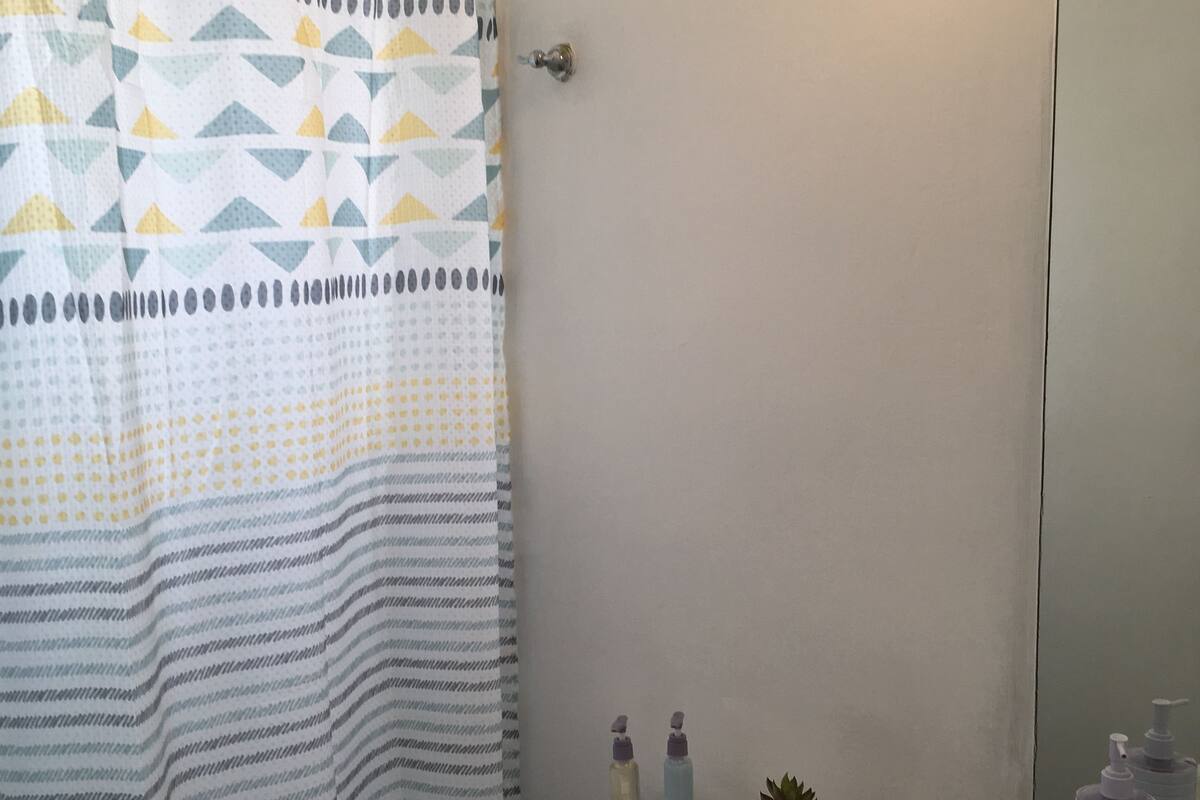 Ducha, cabezal de ducha tipo lluvia, secador de pelo y toallas
