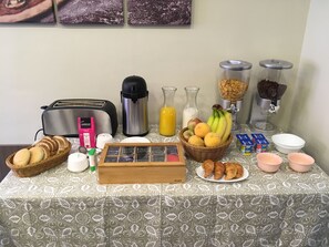 Free daily continental breakfast - Andino Bed & Breakfast (Santiago)