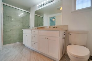 Combined shower/bathtub, hair dryer, towels, shampoo - A Cozy Home with amazing ocean views (Longer Stay rentals only) (Palos Verdes Estates)