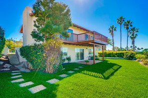 Exterior - A Cozy Home with amazing ocean views (Longer Stay rentals only) (Palos Verdes Estates)
