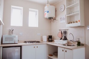 Apartment, 1 Schlafzimmer | Eigene Küche | Kühlschrank, Mikrowelle, Herdplatte, Wasserkocher mit Kaffee-/Teezubehör