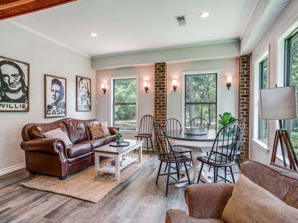 Älytelevisio, takka, videopelejä, DVD-soitin