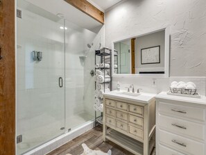 Ensemble douche/baignoire, sèche-cheveux, serviettes fournies, savon
